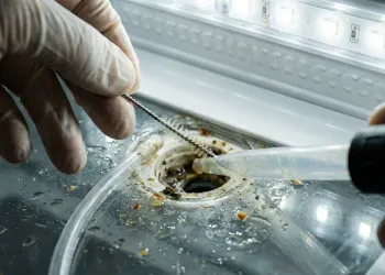 Buzdolabı Su Akıtıyor: Kapsamlı Arıza Tespit ve Çözüm Rehberi